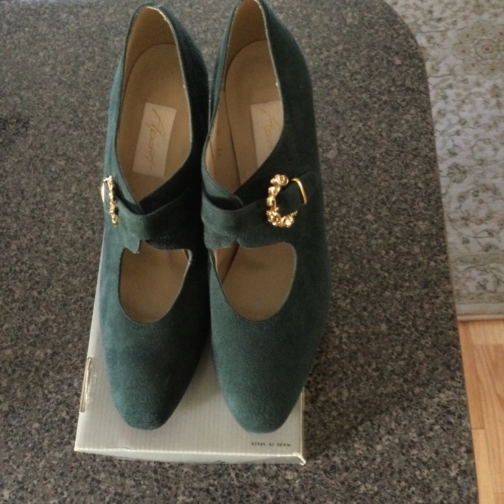 Shoes - Picture 2 of 5